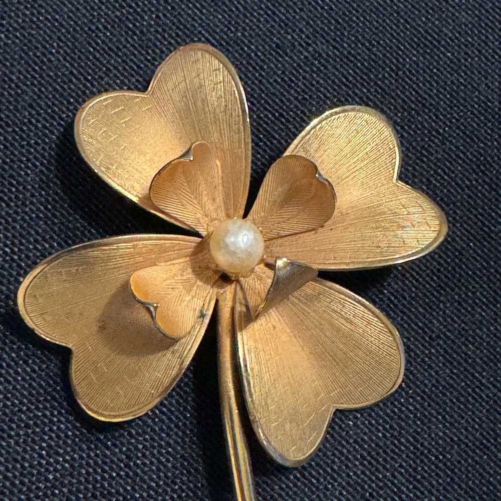 Gold tone Vintage Flower Brooch Pin